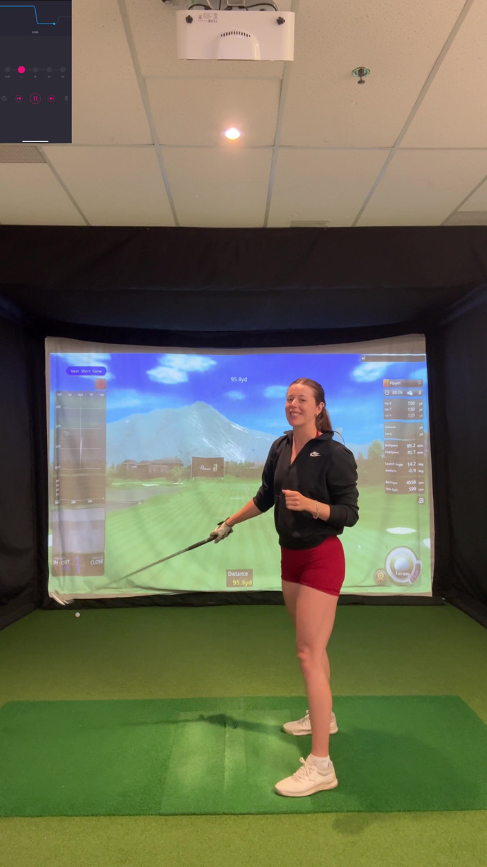 Nadia Foxx: Snažím se golf v simulátoru s My Lush in! Snažím...