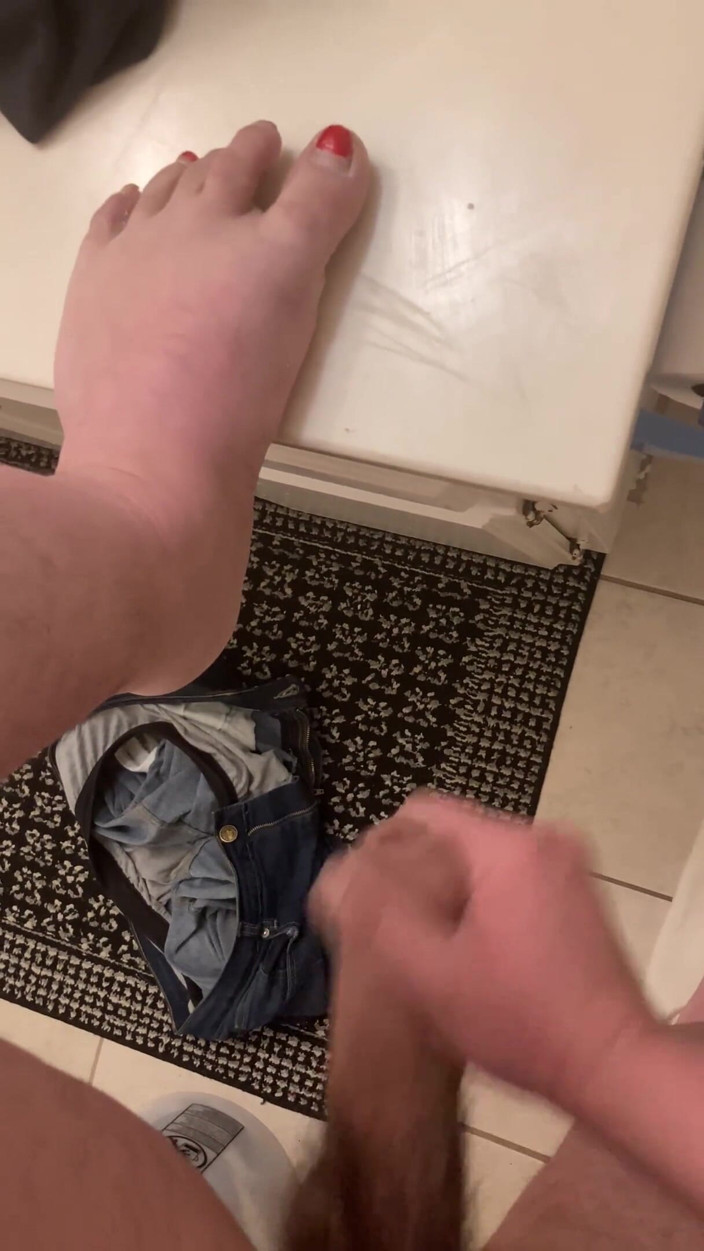 Jennysparkless: Cuming on my toes