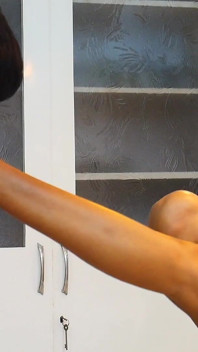 Ama de casa solitaria llama ayuda de casa para cocinar y follar en la cocina 1