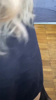 Kleine Frau Und Riesiges Spielzeug in Ihrem Arsch