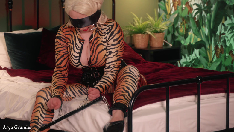 Arya Grander: Devote MILF in spandex