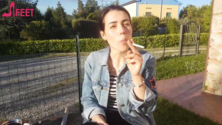 Smokin Fetish: ペトラは彼女のciggaretes屋外を吸う