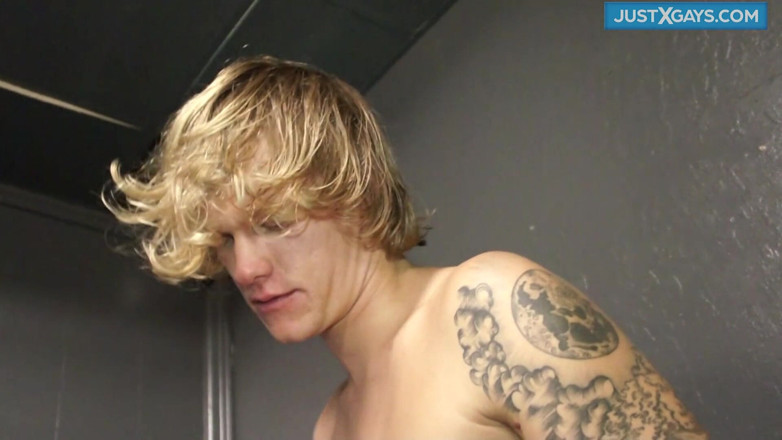 Just X Gays amateur porn: Garoto gay chupa um pau enorme e depois é fodido para...