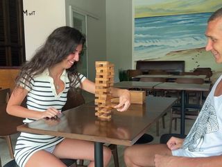 Katty West: Przyrodnia siostra straciła tyłek w grze Jenga i dostała penisa...