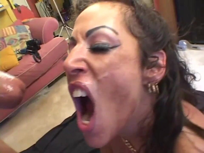 Porn4Life: Cette cougar sexy adore chevaucher une jeune bite !