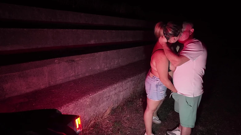 Alex e Bianca: I Fuck My Slutty Friend Outside While Her Husband Is...