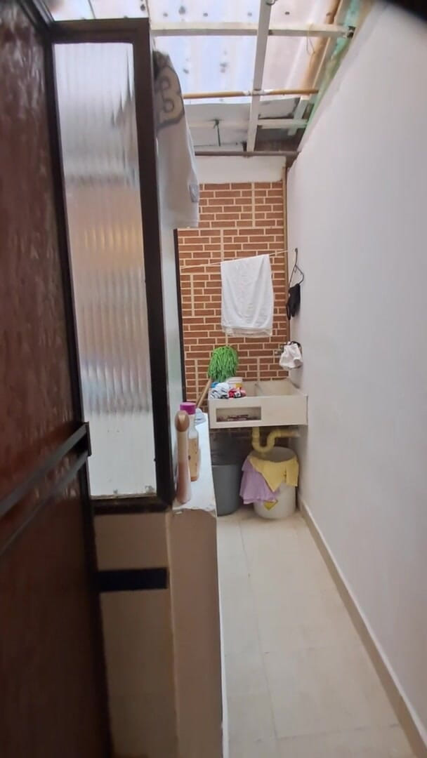 Skinny23cm: Vidéo domestique du sexe dans la salle de bain