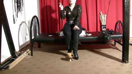 Mistress Luna: Kongkek duduk muka dalam seluar dalam