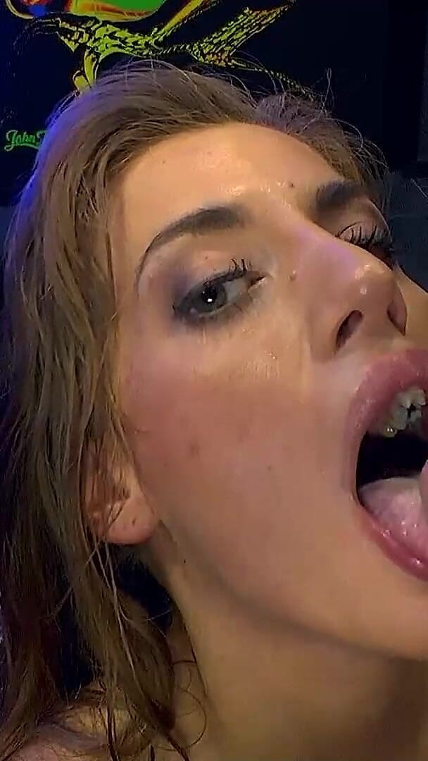 Erotic Planet Studio: Silvia Dellai polyká sperma v Ggg Gangbang