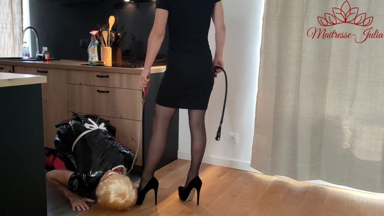 DeesseJulia: Maitresse Julia mengongkek pembantu rumah bancinya (fetish kaki / femdom)