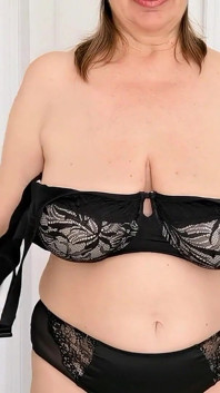 İri göğüslü seksi kadın büyük doğal sarkık göğüslerle oynuyor