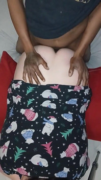 Memek sempit cewek ini dientot habis-habisan sama kontol raksasa pria kulit hitam