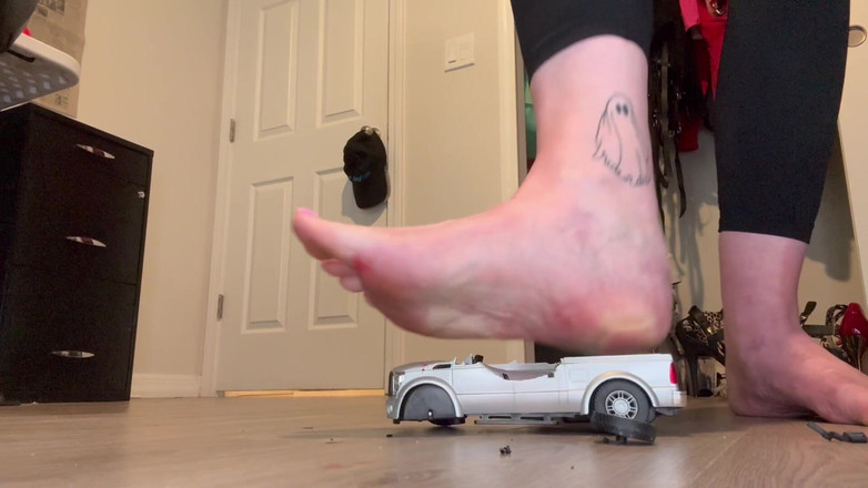 Peppermint Giantess: Crush trak dengan saiz 16 kaki