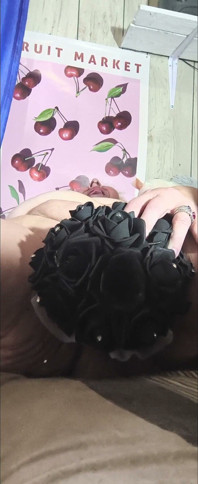 脱掉她的万圣节服装，他操那湿润多汁的阴户很快