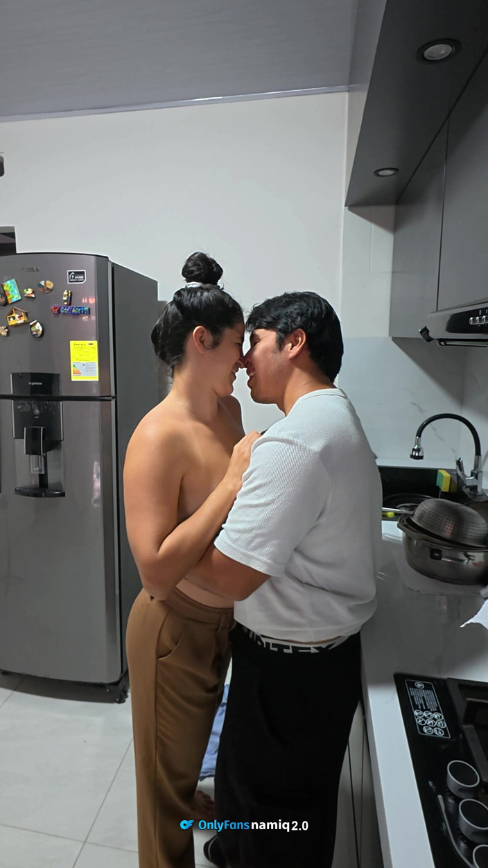 Dakotasex: 我的继妹和我被发现在厨房做爱！