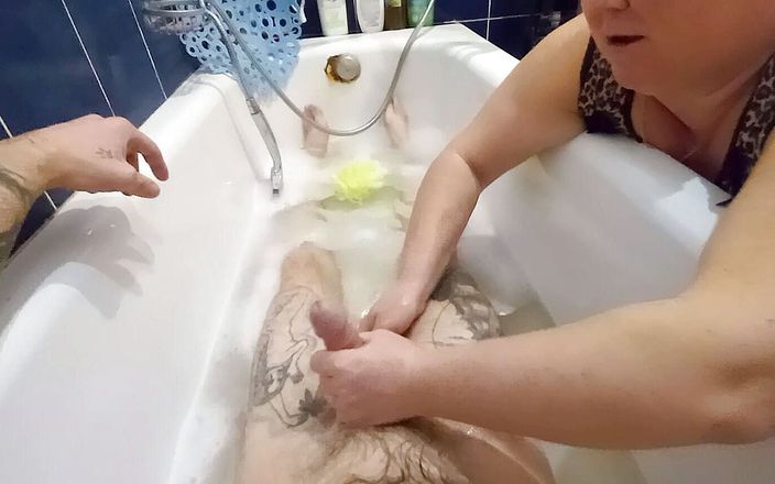 Sweet July: Mama vitregă mă spală în baie și îmi masturbează pula