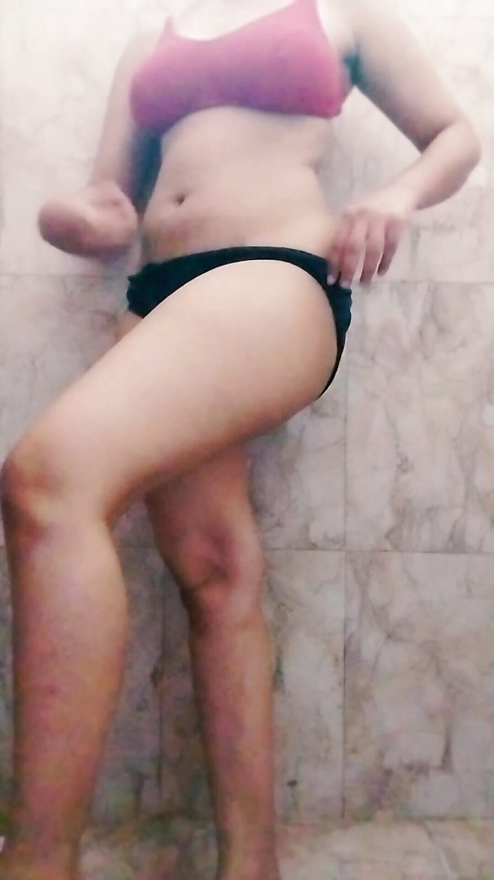 Riyathakur: Pakistańska dziewczyna zmienia sukienkę w łazience