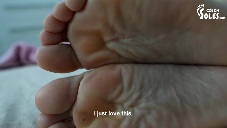 Czech Soles - foot fetish content: Wendys kalte kleine füße brauchen aufmerksamkeit