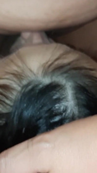 Ich pisfe in ihren mund und sie leckt meine muschi und trinkt meinen urin