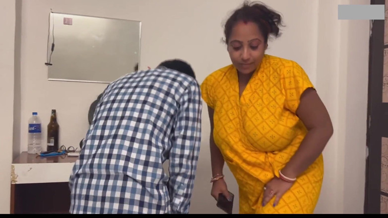 Indian porno creator: Bhabhi indiancă matură cu țâțe mari excitată futută de un inginer...
