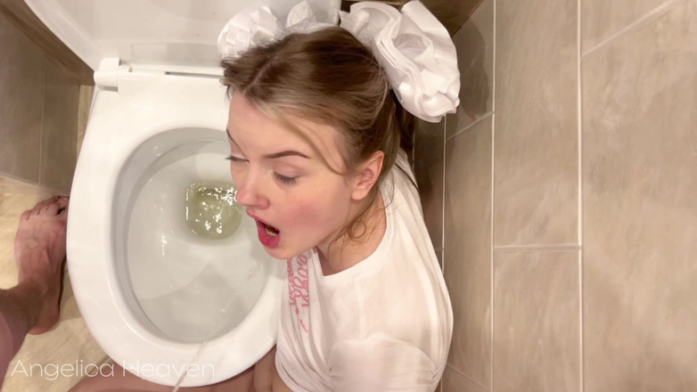 AngelicaHeaven: Nevlastní otec našel dívku na záchodě, pochcaný do pusy a...