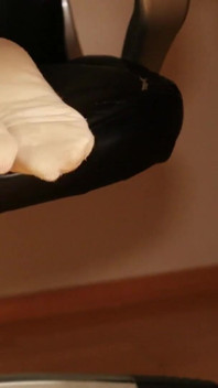 Chaussettes blanches coquines - pendent et taquinent les pieds en sueur