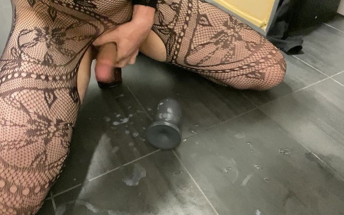 AnalSissy20: Grosse éjaculation après avoir chevauché un plug anal