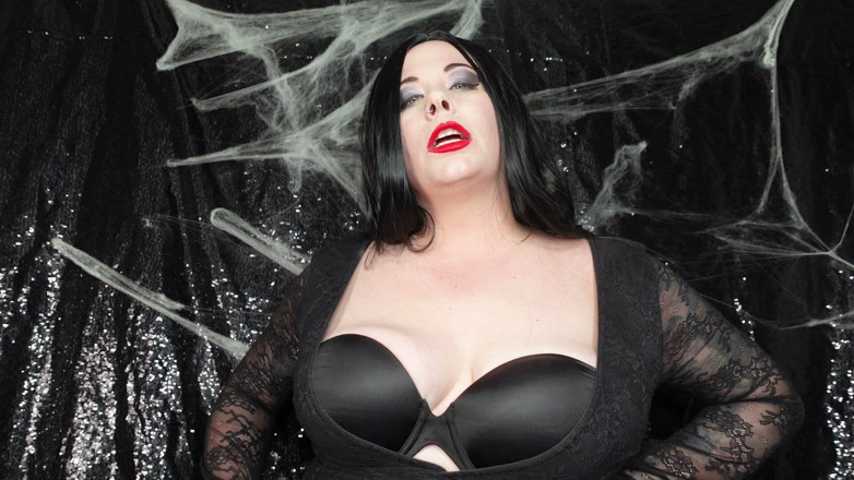 Deanna deadly: 뚱뚱한 배를 사랑하고 먹이주는 계모 Morticia Addams