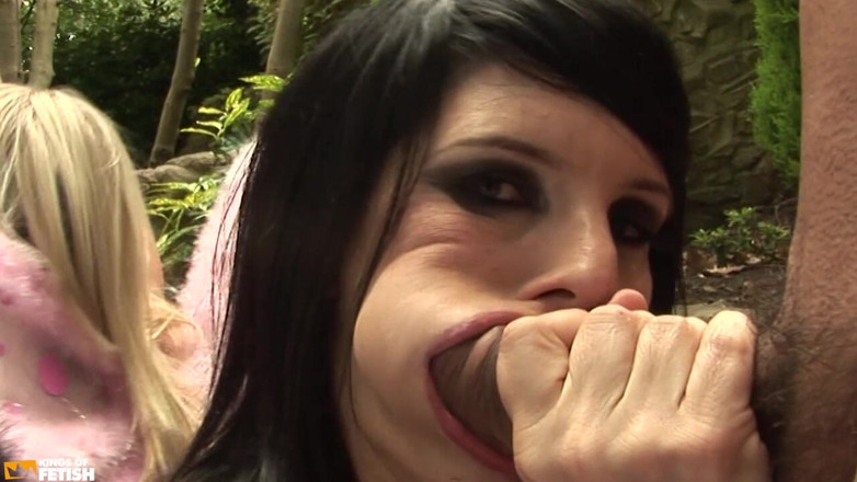 Big Tits for You: 2人の巨乳の女の子がデカチンで2人の男をフェラし、屋外で情熱を持って乗ります