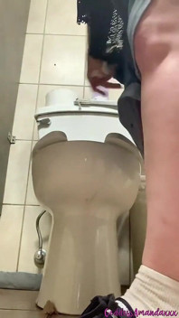 Azgın büyük götlü orta yaşlı seksi kadın umumi tuvaletleri kullanıyor