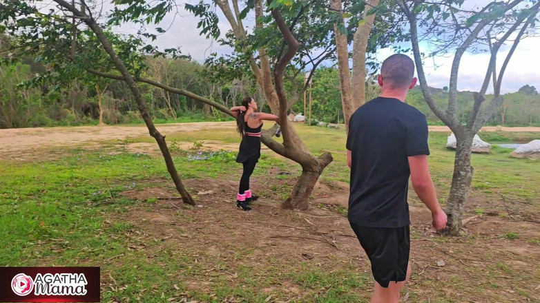 Agatha Mama: Agatha parkta seks yaparken emziriyor, pantolonu yırtık