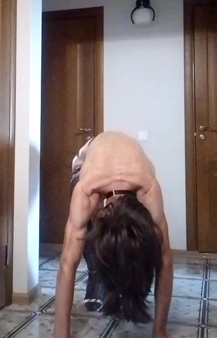 SisiSTRAP: 足の長い痴女が体型とランジェリーを披露し、