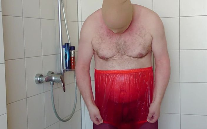 Carmen_Nylonjunge: Panty's en Joggingbroeken in de douche