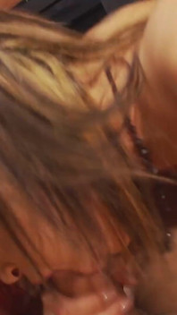 Gemma Massey e Natasha Marley em festa de sexo em grupo