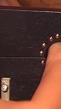 Gefesselte reife MILF neckt und gefingert in bondage