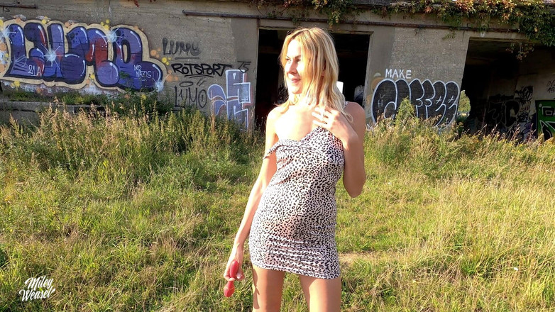 Miley Weasel: Menina loira com tesão fode sua buceta molhada !!