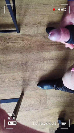 Bellhead: Masturbare și spermă în bretele și cizme roz