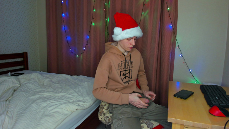 Morflot24: College Twink streelt enorme lul na een lange dag