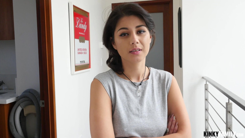 Kinky Family: Ngentot memeknya yang berbulu selamat tinggal