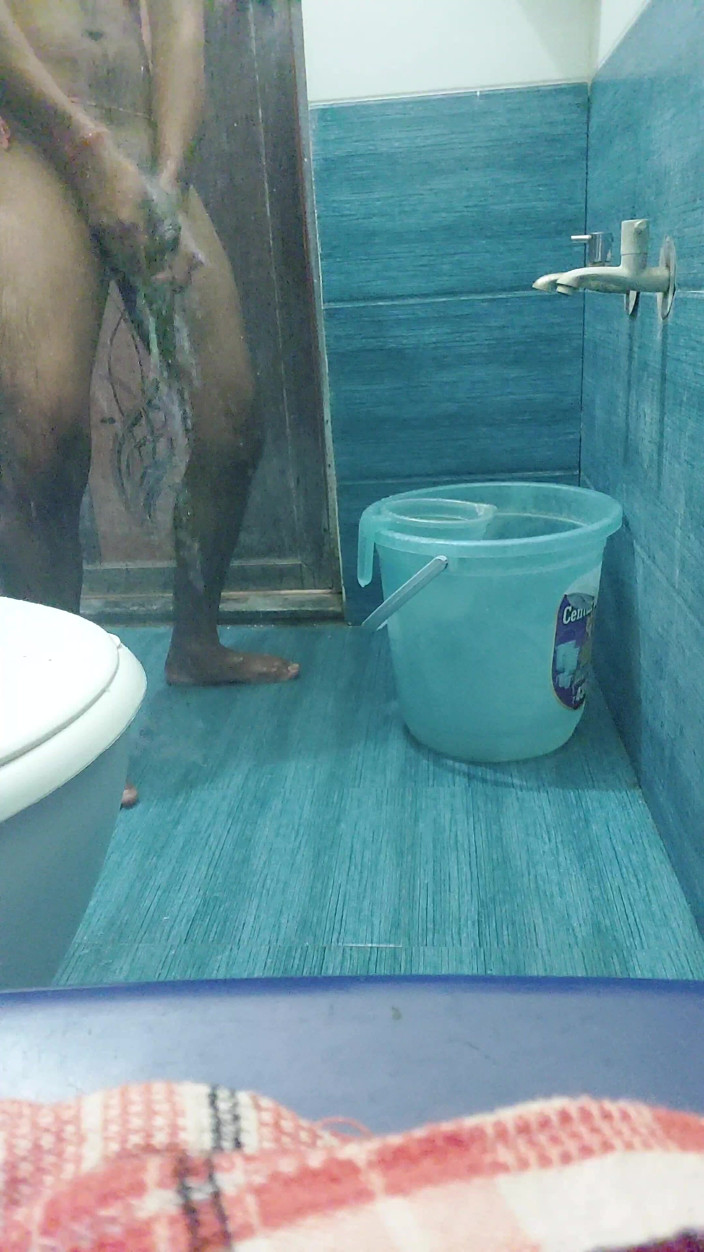 PujaRay2024: Dans la salle de bain, Amit se souvient de sa...