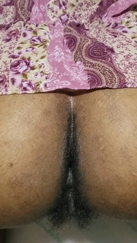 Primer plano de chica de coño peludo caliente, luego culo y vagina