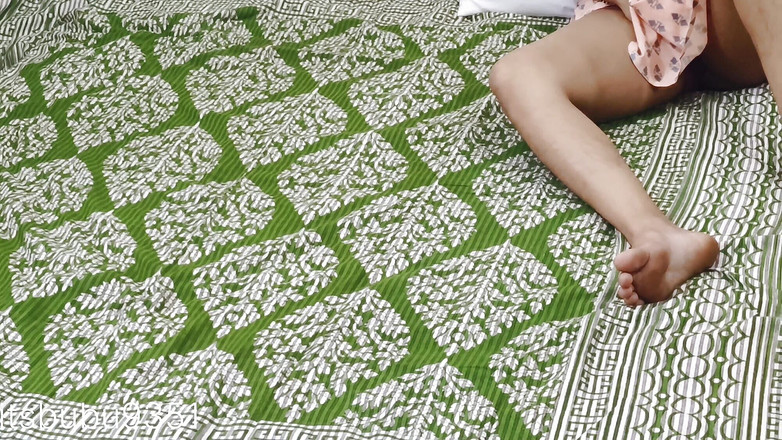 itsBubu: Indická vesnická bhabhi chycena Devarem při sledování porna, masturbuje a...