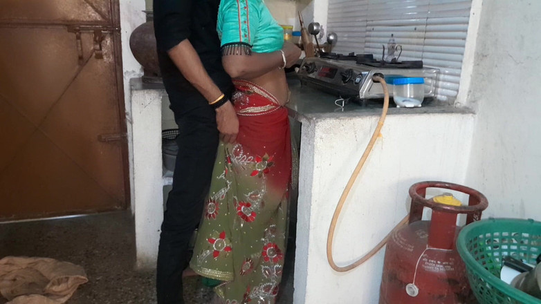 xxxking: Домохозяйка убирается на кухне, скучает по члену и принимает член соседа и трахается