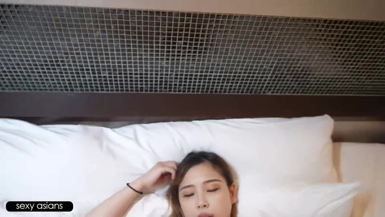 Asian happy ending: Réceptionniste au-delà des limites. Sayaka sourit doucement tout en fermant...