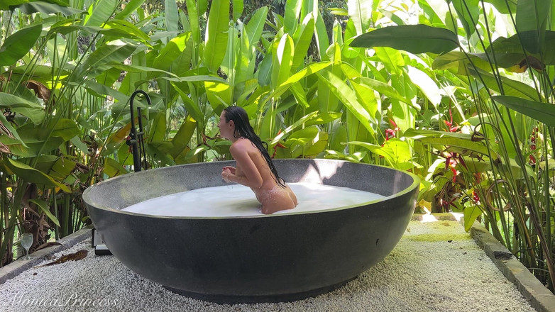 Princess Monica: Ванна в джунглях обнаженной - за кулисами