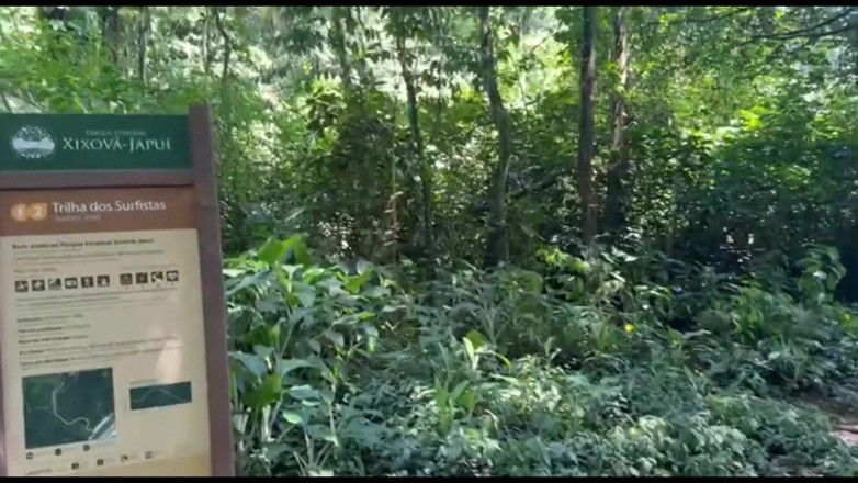 Lidi Ferrari: Sendero desierto con las dos morenas con el culo enorme