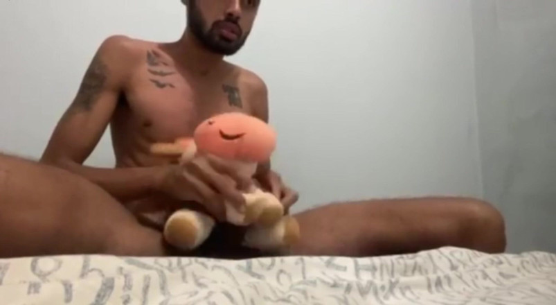 arabeputo: Ejaculând cu ursulețul meu de pluș și ejaculând pe el