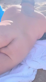 Pantat gemuk pada lelaki tua di pantai