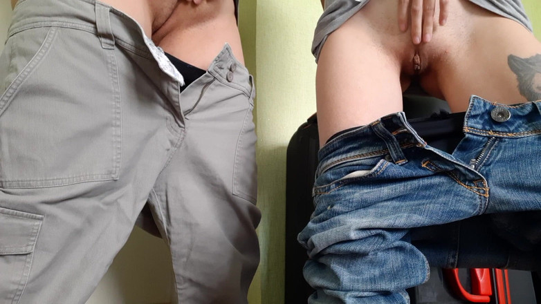 Lesbian-illusion: Ik en mijn rijpe stiefmoeder masturberen in een spijkerbroek