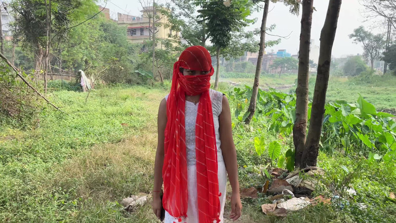 Laxmi Kumari hot: Pizdă flashung în junglă și sex în cuplu